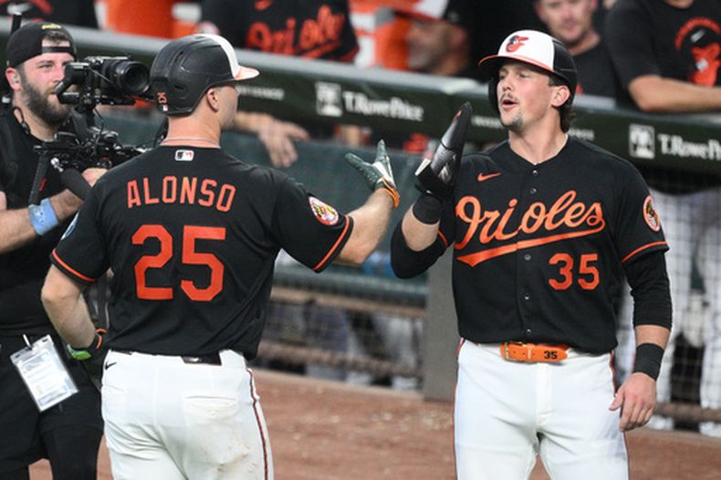 Pete Alonso (25), de los Orioles de Baltimore, celebra su jonrón de dos carreras junto a Adley Rutschman (35) durante la tercera entrada de un partido de béisbol contra los Marineros de Seattle, el jueves 11 de junio de 2026, en Baltimore. (Foto AP/Nick Wass)