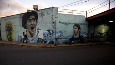 americateve | Imagen de los futbolistas argentinos Diego Maradona, izquierda, y Lionel Messi, pintadas en un muro en el barrio El Once en Buenos Aires, el lunes, 2 de diciembre de 2013. (AP Photo/Natacha Pisarenko)