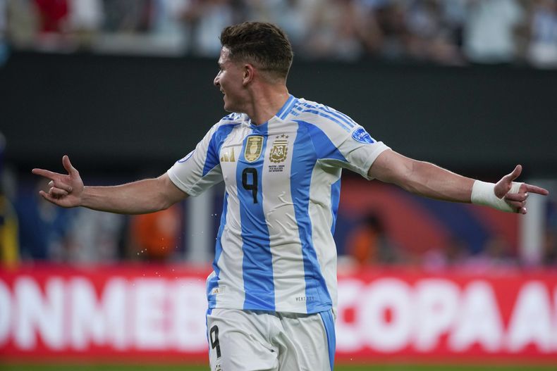 El atacante argentino Julián Álvarez celebra tras abrir el marcador ante Canadá en la semifinal de la Copa América, el martes 9 de julio de 2024, en East Rutherford, Nueva Jersey. (AP Foto/Pamela Smith)
