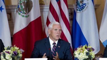 Pence pide a Centroamérica hacer más vs inmigración ilegal