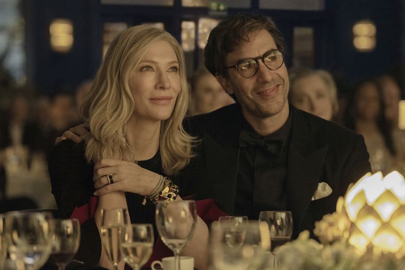 Esta imagen publicada por Apple TV+ muestra a Cate Blanchett, izquierda, y Sacha Baron Cohen en una escena de Disclaimer. (Apple TV+ vía AP)