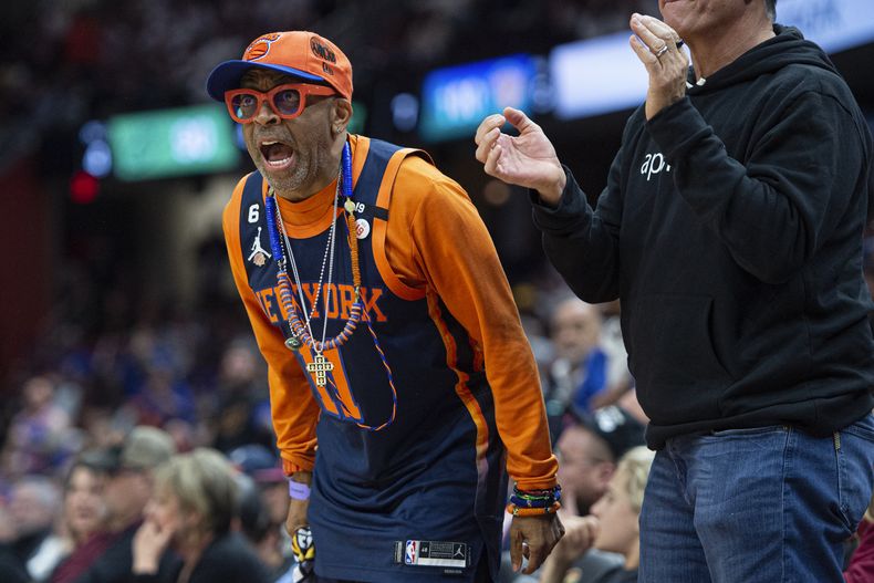Spike Lee alienta a los Knicks de Nueva York en un partido de playoffs ante los Cavaliers de Cleveland, el miércoles 26 de abril de 2023 (AP Foto/Phil Long)