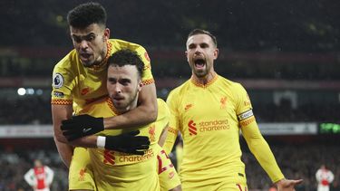 Liverpool vence al Arsenal, acecha al líder City
