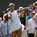 La japonesa Naomi Osaka celebra después de vencer en la tercera ronda del torneo femenino a la australiana Daria Kasatkina en el Campeonato de Wimbledon, el viernes 3 de julio de 2026, en Londres. (AP Foto/Brian Inganga)