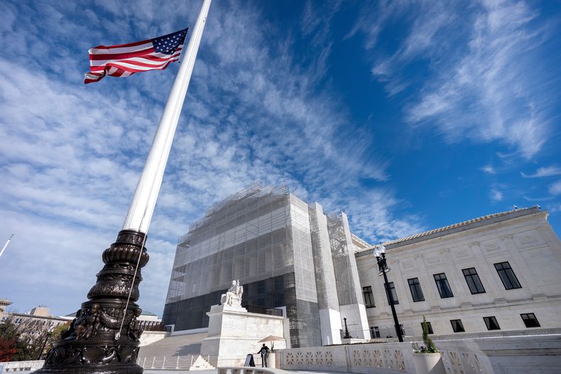 ARCHIVO - Una bandera estadounidense ondea a media asta frente a la Corte Suprema el 5 de noviembre de 2025, en Washington. (AP Foto/Mark Schiefelbein/Archivo)