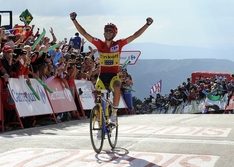 El ciclista espa&ntilde;ol Alberto Contador festeja tras ganar la 20ma etapa de la Vuelta a Espa&ntilde;a el s&aacute;bado, 13 de septiembre de 2014, en Puerto de Ancares. (AP Photo/Paulo Duarte)