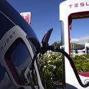 ARCHIVO - Un vehículo Tesla conectado a una estación de carga en Westlake, California, el 10 de mayo de 2023. (AP Foto/Mark J. Terrill, Archivo)