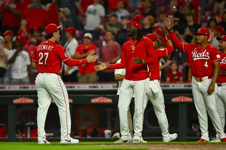 Sal Stewart de los Rojos de Cincinnati celebra con su compañero Elly de la Cruz tras el juego ante los Mets de Nueva York el martes 16 de junio del 2026. (AP Foto/Ben Jackson)