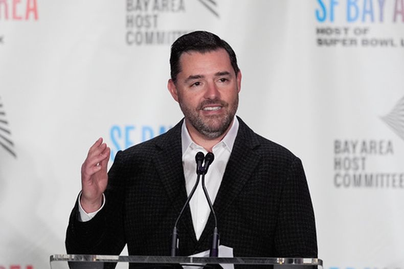 ARCHIVO- El propietario de los 49ers de San Francisco, Jed York, habla en una conferencia de prensa en San Francisco, el lunes 2 de febrero de 2026. (Foto AP/Jeff Chiu, Archivo)