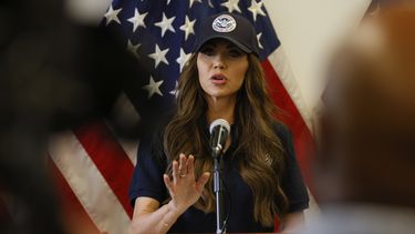 La secretaria de Seguridad Nacional de Estados Unidos, Kristi Noem, habla en conferencia de prensa sobre las protestas en Los Ángeles, el jueves 12 de junio de 2025. (AP Foto/Etienne Laurent)