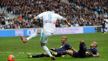 americateve | Andre/Pierre Gigna, de Marsella, de pie, ante dos jugadores de Bordeaux ca[idos, los brasile&ntilde;os Carlos Henrique dos Santos Souza y Ferreira Filho Mariano, durante un encuentro de la Liga Francesa en Marsella el domingo 22 de diciembre del 2013. (AP