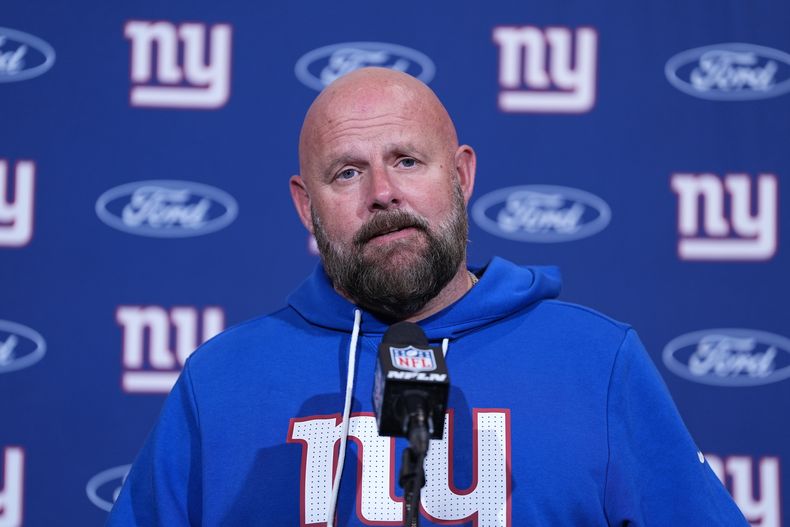 El entrenador de los Giants de Nueva York Brian Daboll reacciona tras el encuentro ante los Eagles de Filadelfia el domingo 26 de octubre del 2025. (AP Foto/Matt Rourke)