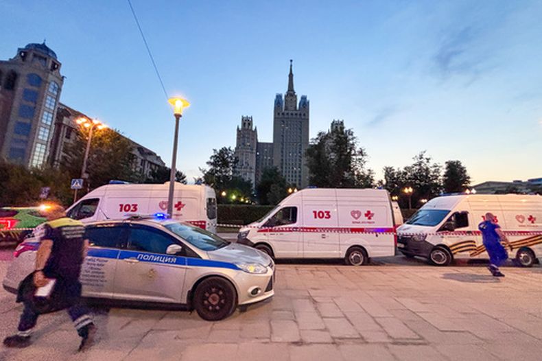 Vehículos de emergencia en un área cerca del sitio donde ocurrió una mortal explosión en un restaurante de Moscú, el sábado 1 de agosto de 2026. (Sergei Vedyashkin/Moscow News Agency vía AP)