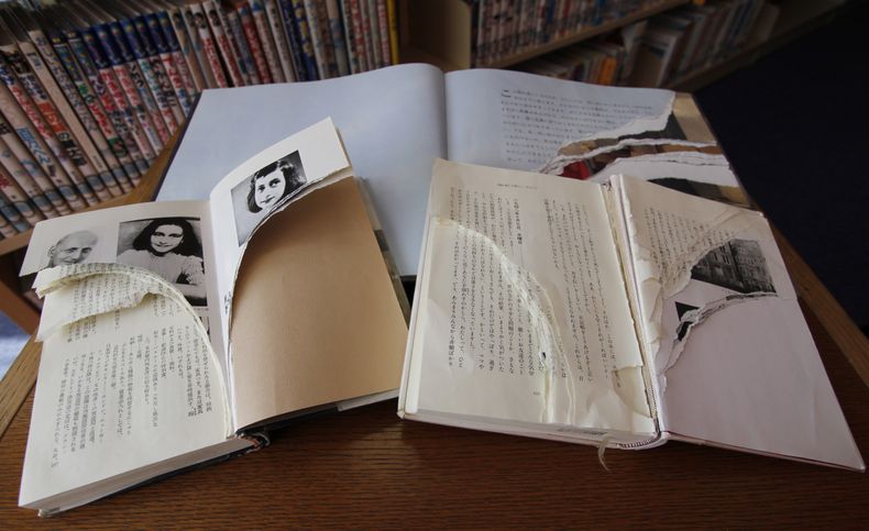 Ejemplares da&ntilde;ados de &ldquo;El Diario de Ana Frank&rdquo; y otros libros relacionados en la biblioteca de Shinjuku, en Tokio, el viernes 21 de febrero de 2014. Al menos 265 libros sobre la joven v&iacute;ctima del Holocausto han sido vandalizados