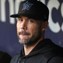 ARCHIVO - Skip Schumaker, manager de los Marlins de Miami, espera el comienzo del juego del 30 de septiembre de 2023, ante los Piratas de Pittsburgh (AP Foto/Gene J. Puskar, archivo)