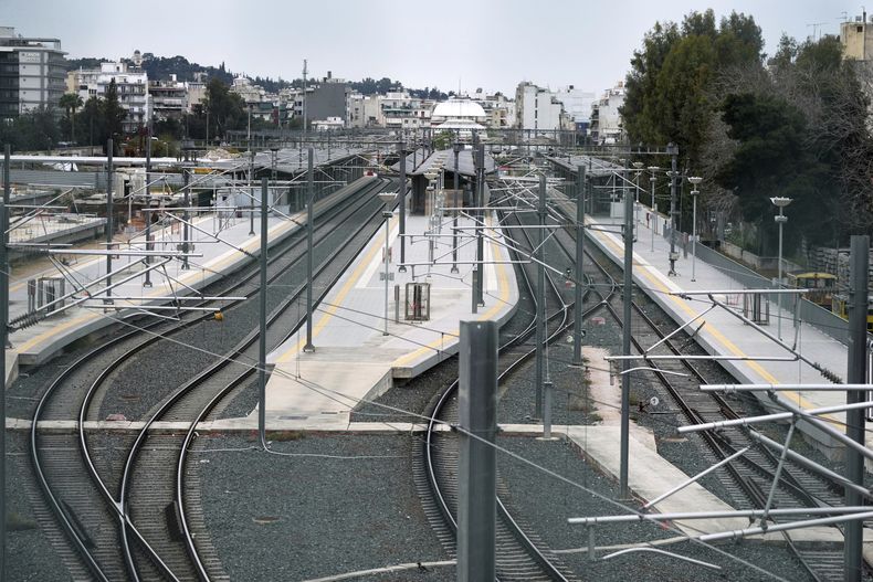 La principal estación de tren de Atenas, cerrada durante una huelga de 24 horas, el 9 de abril de 2025, en Grecia. (AP Foto/Thanassis Stavrakis)