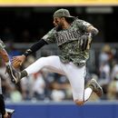 Fernando Tatis Jr. celebra con Rougned Odor la victoria con el último out de los Padres de San Diego ante los Medias Rojas de Boston el domingo 21 de mayo del 2023. (AP Foto/Brandon Sloter)