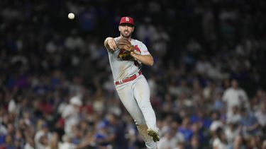 El torpedero de los Cardenales de San Luis Paul DeJong saca out en primera base a Christopher Morel de los Cachorros de Chiocago, el jueves 20 de julio de 2023. (AP Foto/Charles Rex Arbogast)