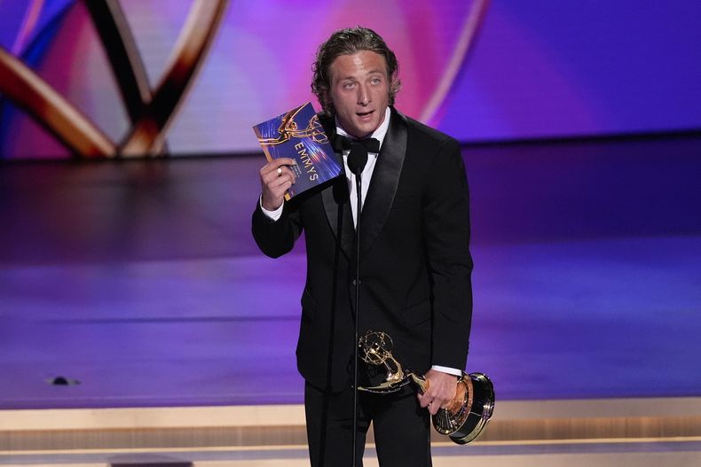 Jeremy Allen White recibe el premio a mejor actor de una serie de comedia por The Bear durante la 76ª edición de los premios Emmy el domingo 15 de septiembre de 2024 en el Teatro Peacock de Los Ángeles. (Foto AP/Chris Pizzello)
