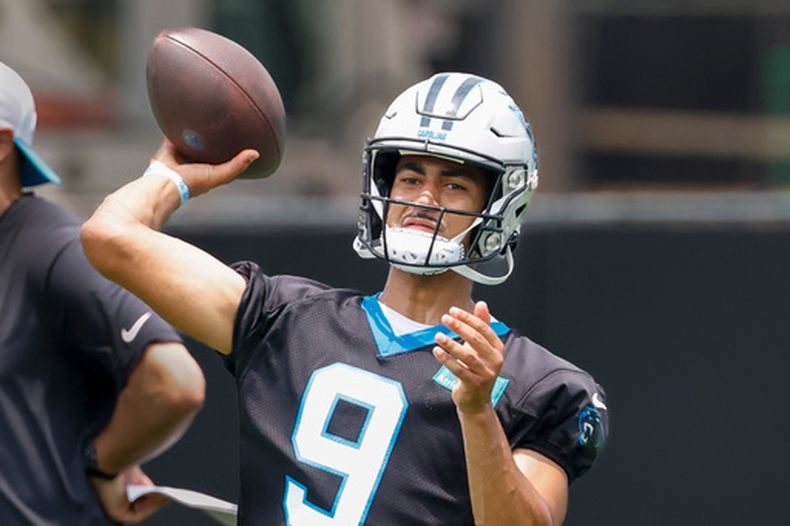 ARCHIVO - Foto del 9 de junio del 2026, el quarterback de los Panthers de Carolina Bryce Young pasa el balón en una sesión de práctica. (AP Foto/Nell Redmond, Archivo)