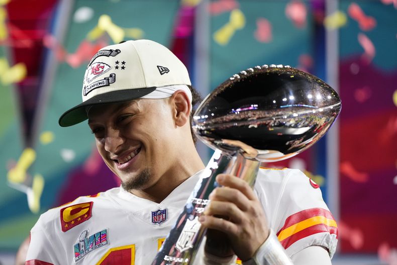 ARCHIVO - El mariscal de campo de los Chiefs de Kansas City, Patrick Mahomes (15), sostiene el trofeo después de su victoria contra los Eagles de Filadelfia en el Super Bowl 57 de la NFL, el 12 de febrero de 2023, en Glendale, Arizona. El último Super Bowl estableció un récord de audiencia. Nielsen publicó un número revisado de 115,1 millones de espectadores para la transmisión de Fox Sports el 2 de mayo de 2023. (Foto AP/Matt Slocum, archivo)