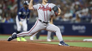 El abridor de los Bravos de Atlanta Spencer Strider lanza en la primera entrada ante los Rays de Tampa Bay el sábado 8 de julio del 2023. (AP Foto/Mike Carlson)