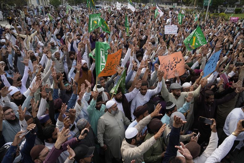 En esta imagen de archivo, seguidores del grupo religioso Tehreek-e-Labiak Pakistan corean consignas durante una protesta contra una mujer que fue arrestada por blasfemia, en Lahore, Pakistán, el 17 de abril de 2023. (AP Foto/K.M. Chaudary, archivo)