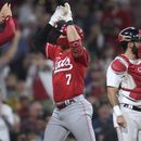 Spencer Steer (7), de los Rojos de Cincinnati, cruza el plato y celebra con Kevin Newman (28) después de su cuadrangular de dos carreras en contra de los Medias Rojas de Boston durante la séptima entrada del juego de béisbol en Fenway Park, el miércoles 31 de mayo de 2023, en Boston. (AP Foto/Charles Krupa)
