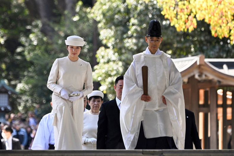 ARCHIVO - La princesa Aiko (izquierda), hija del emperador Naruhito y la emperatriz Masako, a su llegada a la conmemoración del 110 aniversario de la muerte de la esposa del exemperador Meiji, en el templo Meiji de Tokio, el 10 de abril de 2024. (Kazuhiro Nogi/Pool Foto vía AP, archivo)