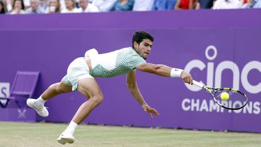 Carlos Alcaraz juega contra Jiri Lehecka en el torneo del Queens Club, el jueves 22 de junio de 2023, en Londres. (Steven Paston/PA vía AP)