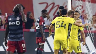 El costarricense Randall Leal (izquierda), mediocampista de Nashville, festeja su tanto ante Toronto, el sábado 10 de junio de 2023, en un encuentro de la MLS (Chris Young/The Canadian Press via AP)