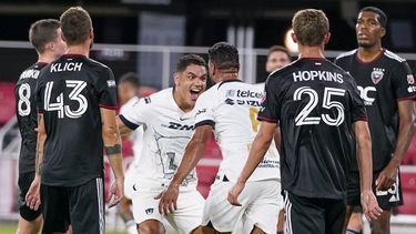 Jesús Rivas (izquierda) y Nathan Silva, de Pumas, festejan un tanto ante el DC United en la Nations League, el sábado 29 de julio de 2023 (AP Foto/Alex Brandon)