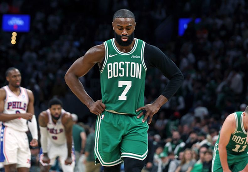 Jaylen Brown, de los Celtics de Boston, se lamenta en el séptimo partido de la serie de playoffs ante los 76ers de Filadelfia, el sábado 2 de mayo de 2026 (AP Foto/Jim Davis)