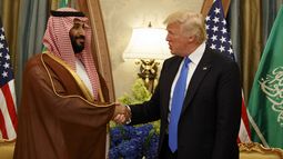 En esta imagen de archivo, el presidente de Estados Unidos, Donald Trump, estrecha la mano del príncipe heredero y ministro de Defensa de Arabia Saudí, Mohammed bin Salman, durante una reunión en Riad, el 20 de mayo de 2017. (AP Foto/Evan Vucci, archivo)
