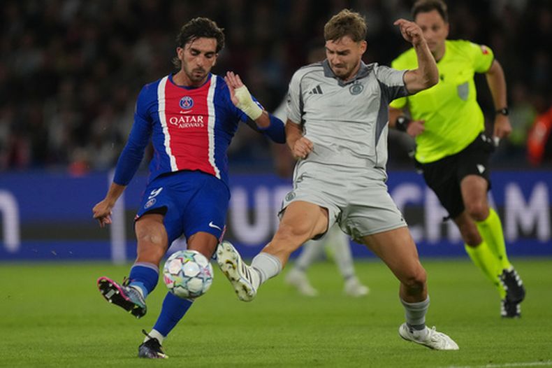 El delantero del Paris Saint-Germain, Ferran Torres (izquierda), disputa el balón con el mediocampista del Slovan Bratislava, Peter Pokorny, durante el partido de la fase inicial de la Liga de Campeones de la UEFA entre el Paris Saint-Germain y el Slovan Bratislava en París, el miércoles 9 de septiembre de 2026. (Foto AP/Thibault Camus)