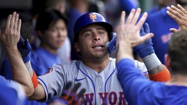 El venezolano Francisco Álvarez festeja en la cueva tras conectar un jonrón por los Mets de Nueva York en el duelo del sábado 10 d ejunio de 2023, ante los Piratas de Pittsburgh (AP Foto/Matt Freed)