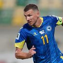 ARCHIVO - El delantero bosnio Edin Dzeko durante el partido contra Chipre por las eliminatorias del Mundial 2026, el 9 de octubre de 2025, en Larnaca, Chipre. (AP Foto/Petros Karadjias)