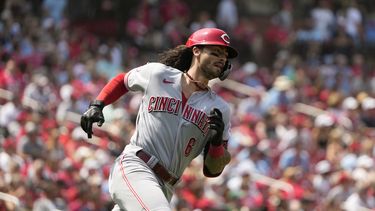 Jonathan India, de los Rojos de Cincinnati, conecta un doblete en el séptimo inning del partido ante los Cardenales de San Luis, el sábado 10 de junio de 2023, en San Luis. (AP Foto/Jeff Roberson)
