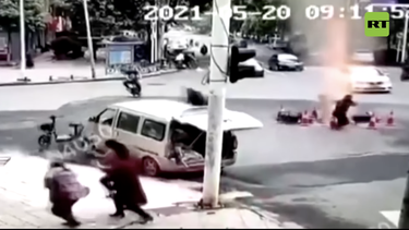 video: una fuerte explosion en una alcantarilla lanza por los aires parte del asfalto de una carretera en china