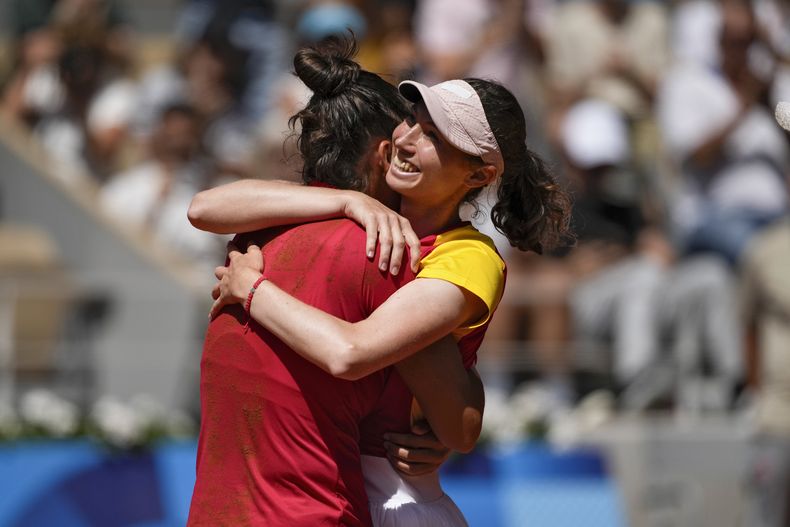 Las españolas Cristina Bucsa y Sara Sorribes Tormo celebran tras derrotar a las checas Linda Noskova y Karolina Muchova para llevarse la medalla de bronce en el tenis de los Juegos Olímpicos de París, el domingo 4 de agosto de 2024. (AP Foto/Louise Delmotte)
