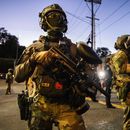 Agentes federales montan guardia cerca de una instalación del Servicio de Inmigración y Control de Aduanas (ICE, por sus siglas en inglés) en Portland, Oregon, el lunes 6 de octubre de 2025. (AP Foto/Ethan Swope)