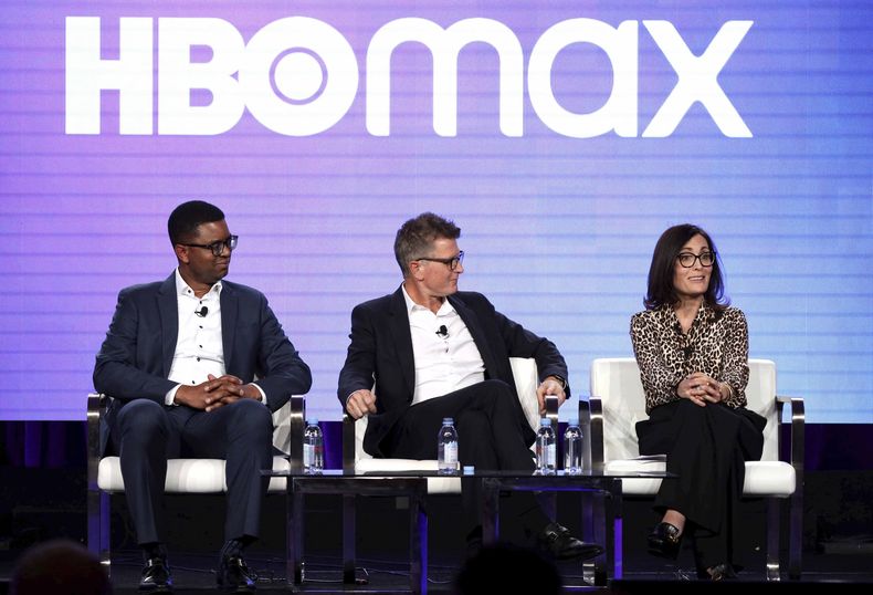 ARCHIVO – En esta foto de archivo del 15 de enero de 2020, el vicepresidente ejecutivo de Adquisición de Contenido para TNT, TBS, truTV, HBO y HBO MAX, Michael Quigley, izquierda, el director de contenido de HBO MAX y presidente de TNT,TBS, y truTV, Kevin Reilly, y la directora de Contenido Original de HBO MAX, Sarah Aubrey, se presentan en el panel de Sesiones Ejecutivas de HBO Max durante la Gira de Medios de Invierno de HBO TCA 2020 en el Langham Huntington de Pasadena, California. (Foto de Willy Sanjuan/Invision/AP, Archivo)
