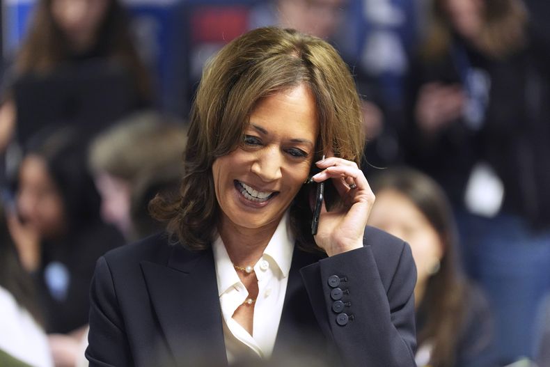 La candidata presidencial demócrata, la vicepresidenta Kamala Harris, habla con voluntarios en la sede del Comité Nacional Demócrata, el martes 5 de noviembre de 2024, en Washington. (AP Foto/Jacquelyn Martin)