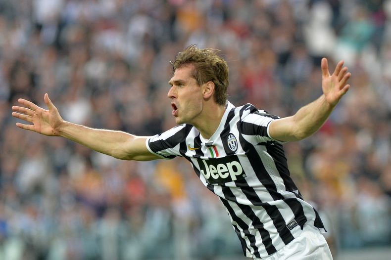 Fernando Llorente celebrar tras marcar un gol para Juventus en la victoria 2-0 ante Livorno por la liga italiana el lunes 7 de abril de 2014. (AP Foto/Massimo Pinca)