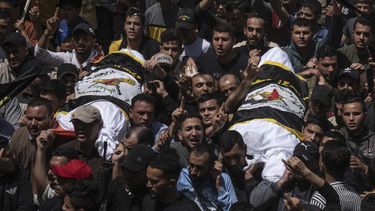 Varios palestinos cargan los cuerpos del comandante de la Yihad Islámica Ali Ghali (izquierda) y su hermano, Mohammed Ghali, ambos muertos en un ataque aéreo israelí en Khan Younis, en el sur de la Franja de Gaza, el jueves 11 de mayo de 2023. Ambos cadáveres fueron envueltos en la bandera de la Yihad Islámica. . (AP Foto/Fatima Shbair)