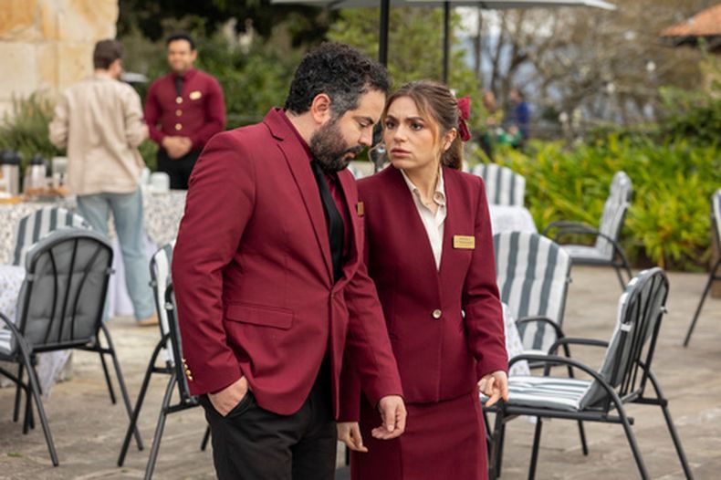 Esta imagen, difundida por ViX, muestra a Jose Eduardo Derbez, izquierda, y a Sofia Castro en una escena de la serie Hotel Todo Incluido. (Son Aoujil/ViX via AP)