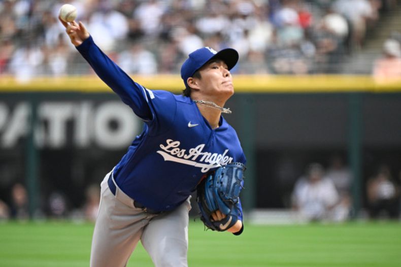 El japonés Yoshinobu Yamamoto, lanzador de los Dodgers de Los Ángeles, trabaja durante la primera entrada del juego de báisbol de Grandes Ligas contra los Medias Blancas de Chicago, el sábado 13 de junio de 2026, en Chicago. (AP Foto/Matt Marton)