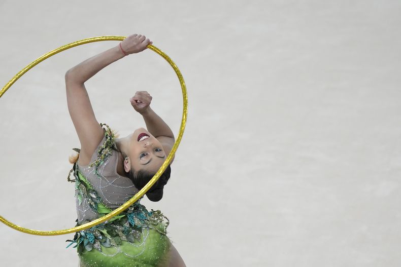 La brasileña Bárbara Domingos compite en la prueba de aro individual de los Juegos Panamericanos en Santiago, Chile, el viernes 3 de noviembre de 2023. (AP Foto/Esteban Félix)
