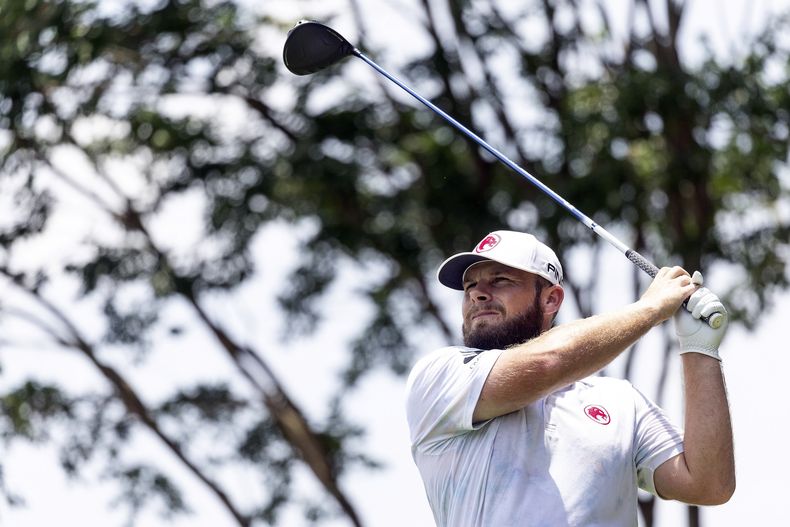 El inglés Tyrrell Hatton realiza su tiro de salida hacia el hoyo 4 en la segunda ronda del torneo de la LIV Golf en Nashville, el sábado 22 de junio de 2024 (Photo by Jon Ferrey/LIV Golf via AP)