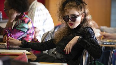 Foto difundida por Focus Features que muestra a Kathryn Newton en una escena de Lisa Frankenstein. (Michele K. Short/Focus Features via AP)